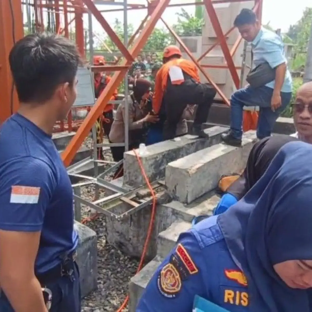 Aksi Dramatis di Lampung: Pria Nekat Panjat Menara Sinyal Setinggi 52 Meter Berakhir Selamat