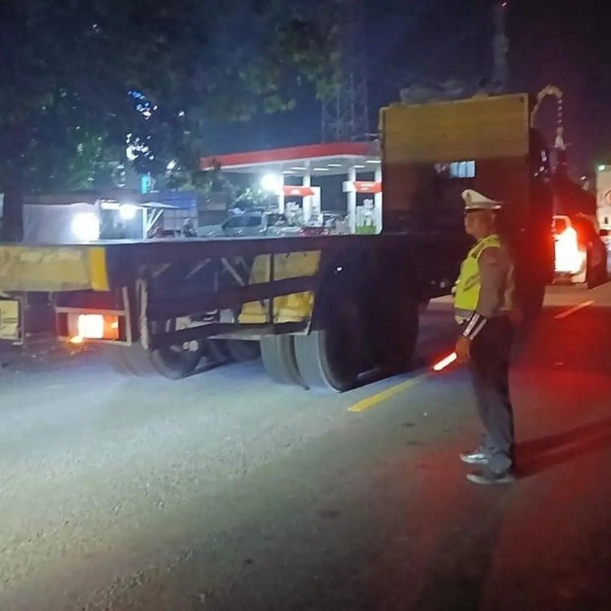 Dampak Cuaca Ekstrem: Antrean Kendaraan Meluber di Gilimanuk Akibat Hambatan Penyeberangan Selat Bali