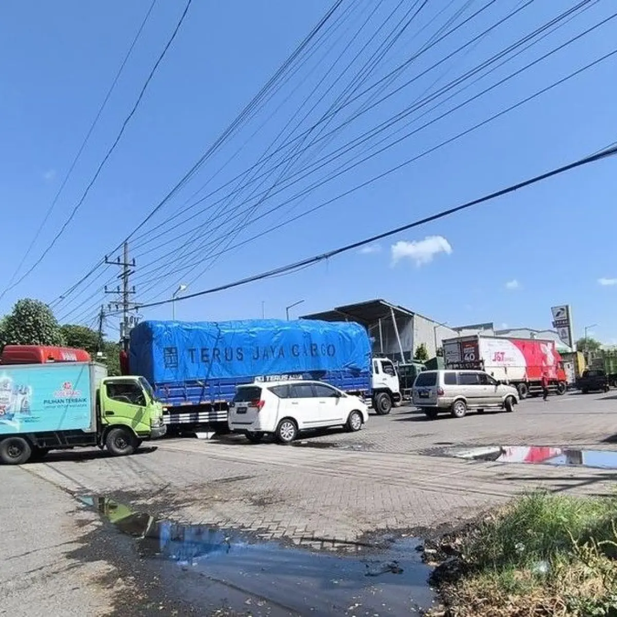 Kelangkaan Solar Subsidi di Surabaya Picu Antrean Truk 1 Km, Logistik Terancam Molor