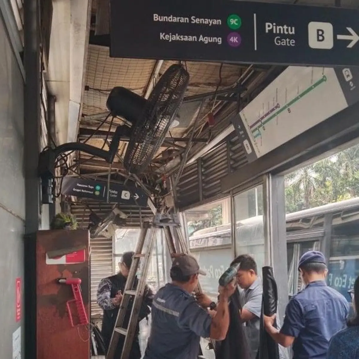 Atap Truk Bermuatan Jebol Halte Transjakarta Tebet Eco Park Dini Hari