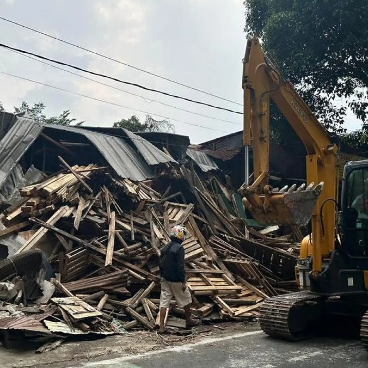 Penegakan Tata Ruang: Deretan Bangunan Ilegal di Jalan Ir Juanda Depok Dibongkar Aparat Gabungan