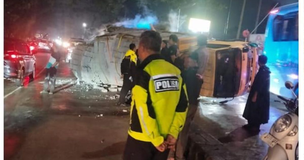 Truk Bermuatan Hebel Terguling di Jalan Raya Parung , Diduga Akibat Ban Pecah