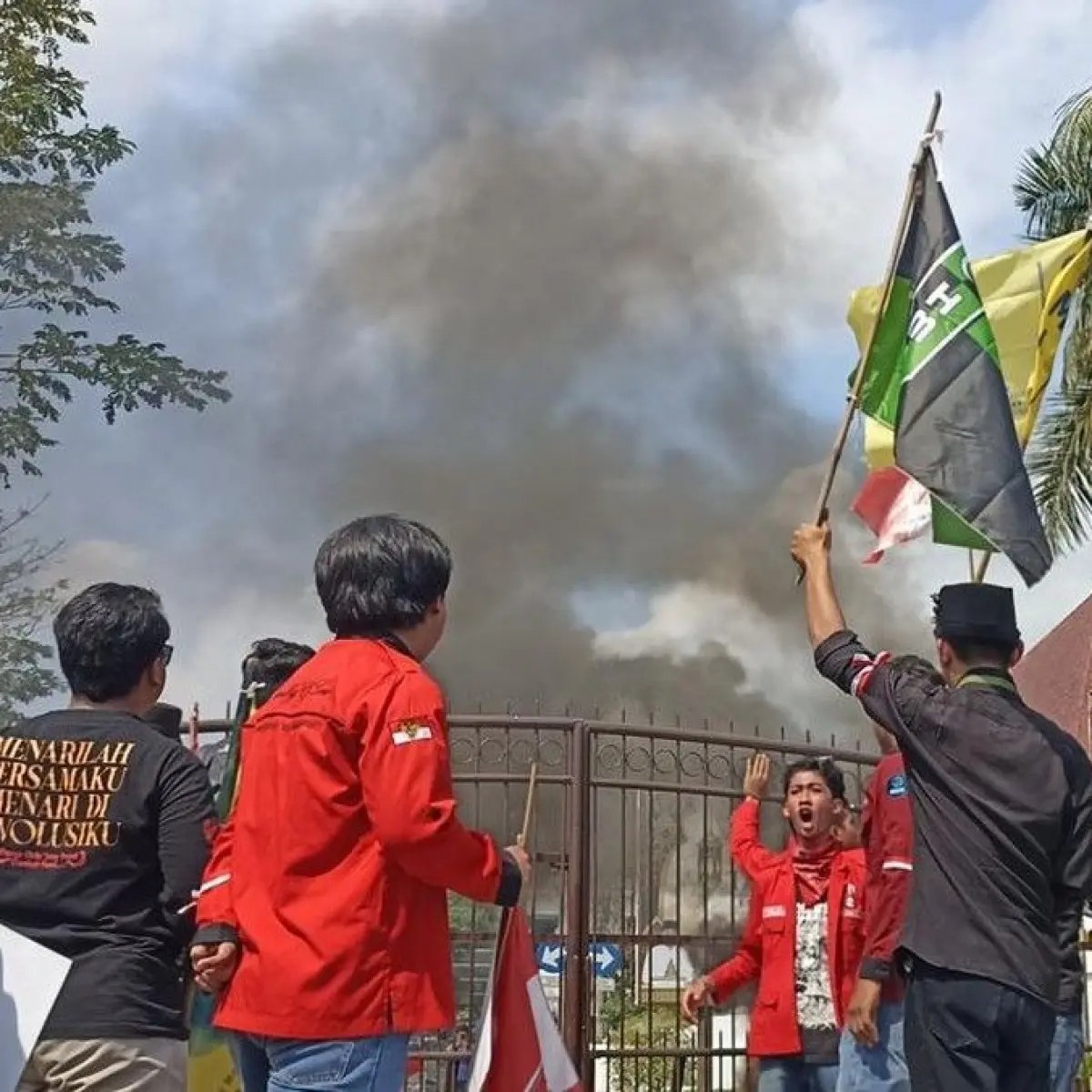 Mahasiswa Blitar Tuntut Evaluasi Total Program Strategis Nasional di Depan Gedung Dewan