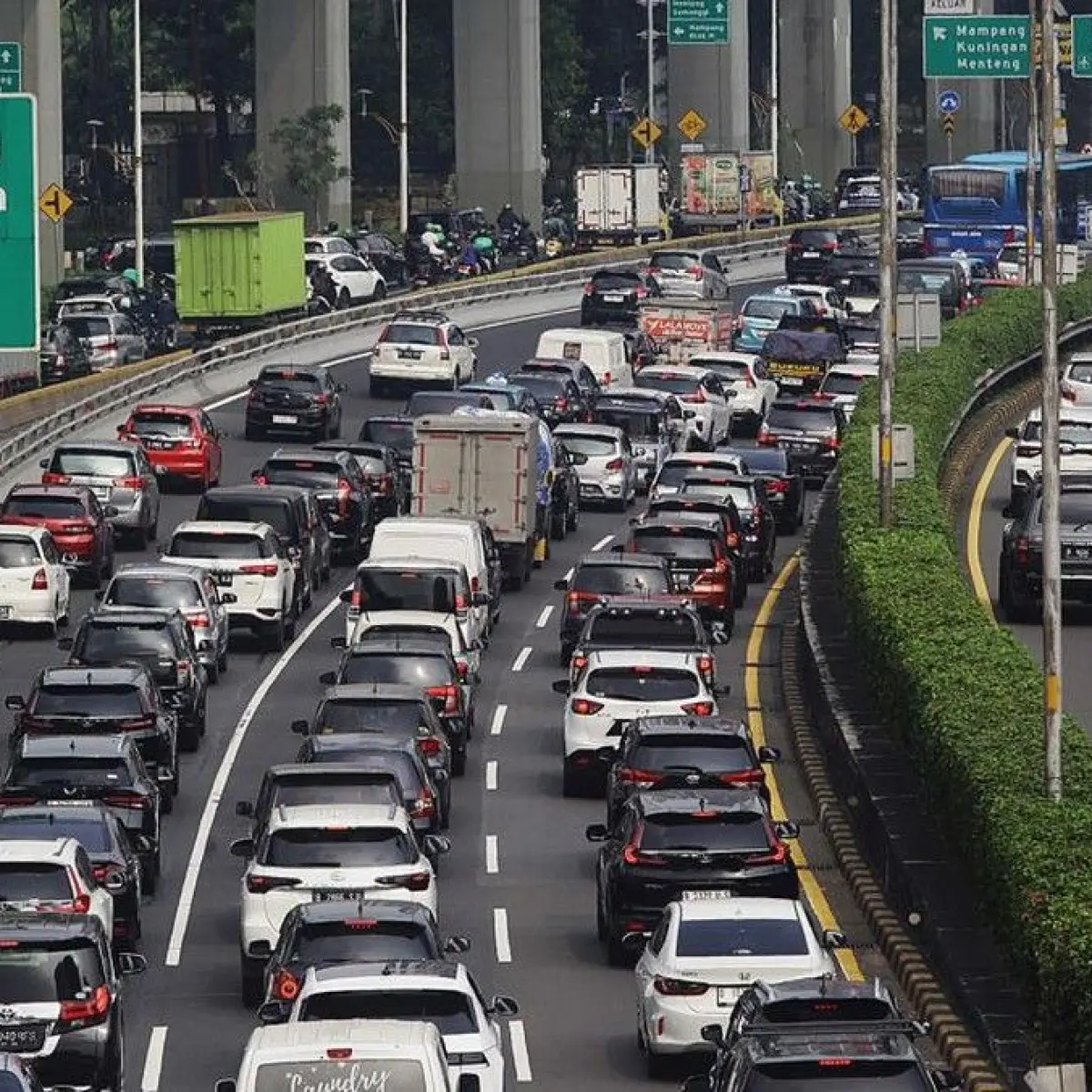 Antisipasi Kemacetan Jakarta: Rekayasa Jalan dan Volume Kendaraan Picu Kepadatan Tol pada Jumat Pagi