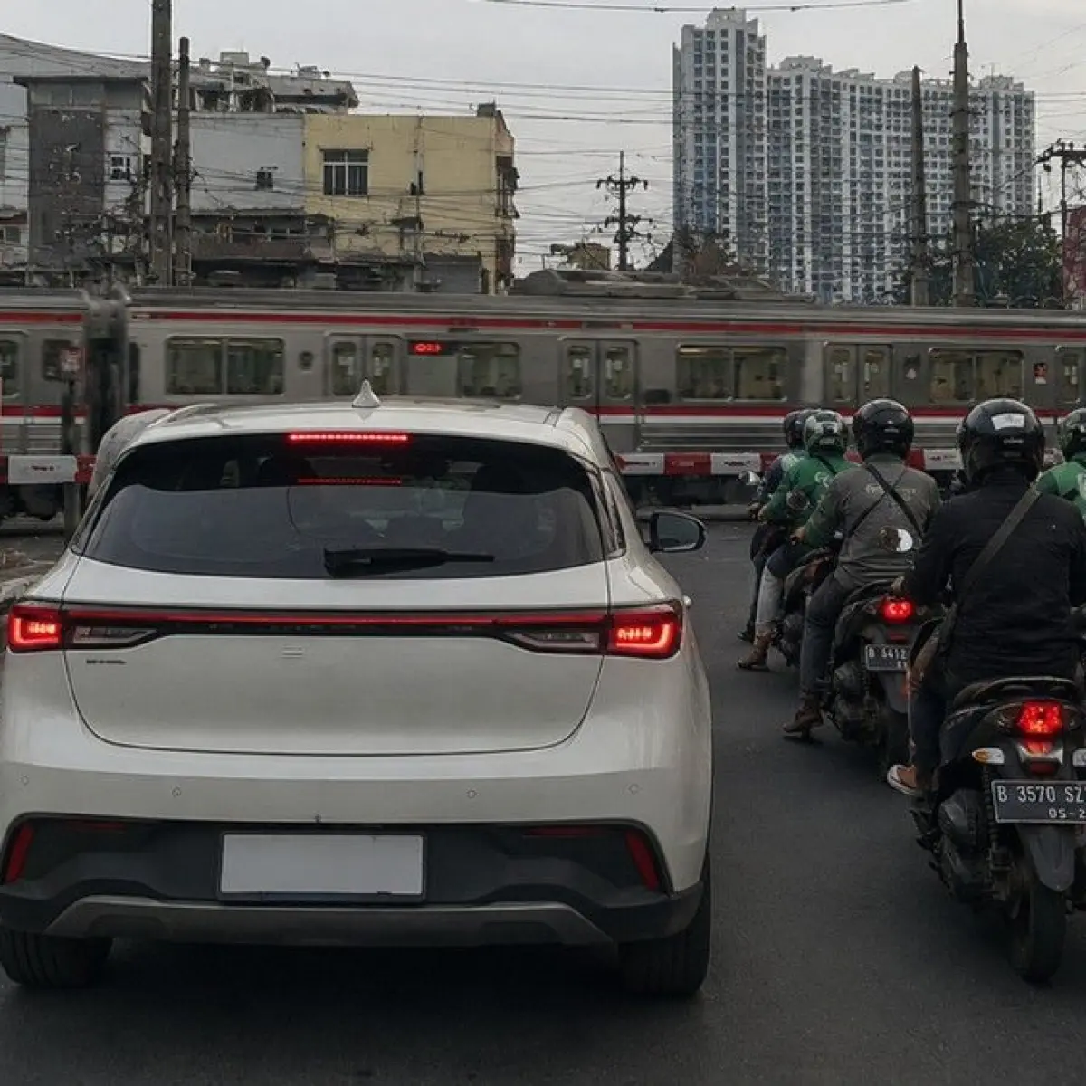 Mitos vs Fakta: Keamanan Mobil Listrik Saat Melintasi Rel Kereta Api dan Medan Elektromagnetik