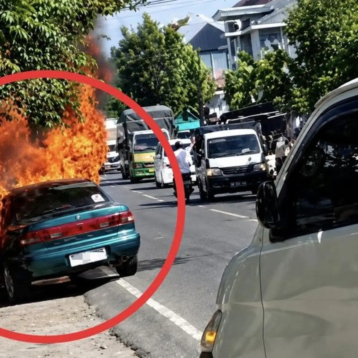 Sedan Timor Hangus Terbakar di Jalur Utama Pamekasan-Sumenep, Lalu Lintas Sempat Tersendat