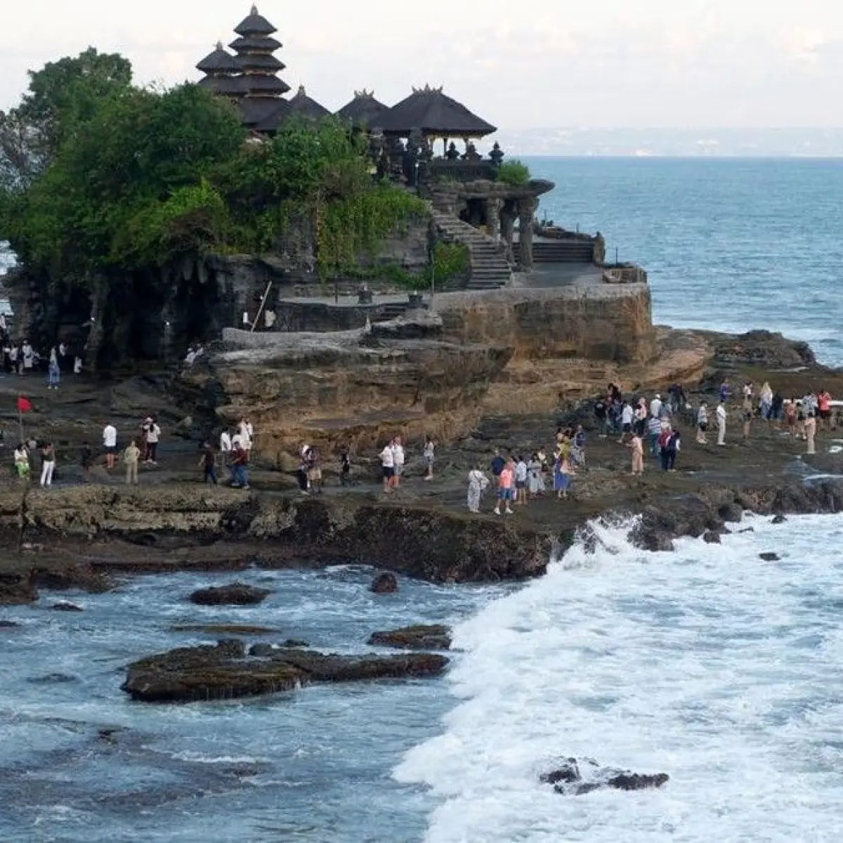 Harmoni Spiritual dan Wisata: Tanah Lot Bali Tetap Menyambut Pelancong Selama Ritual Keagamaan