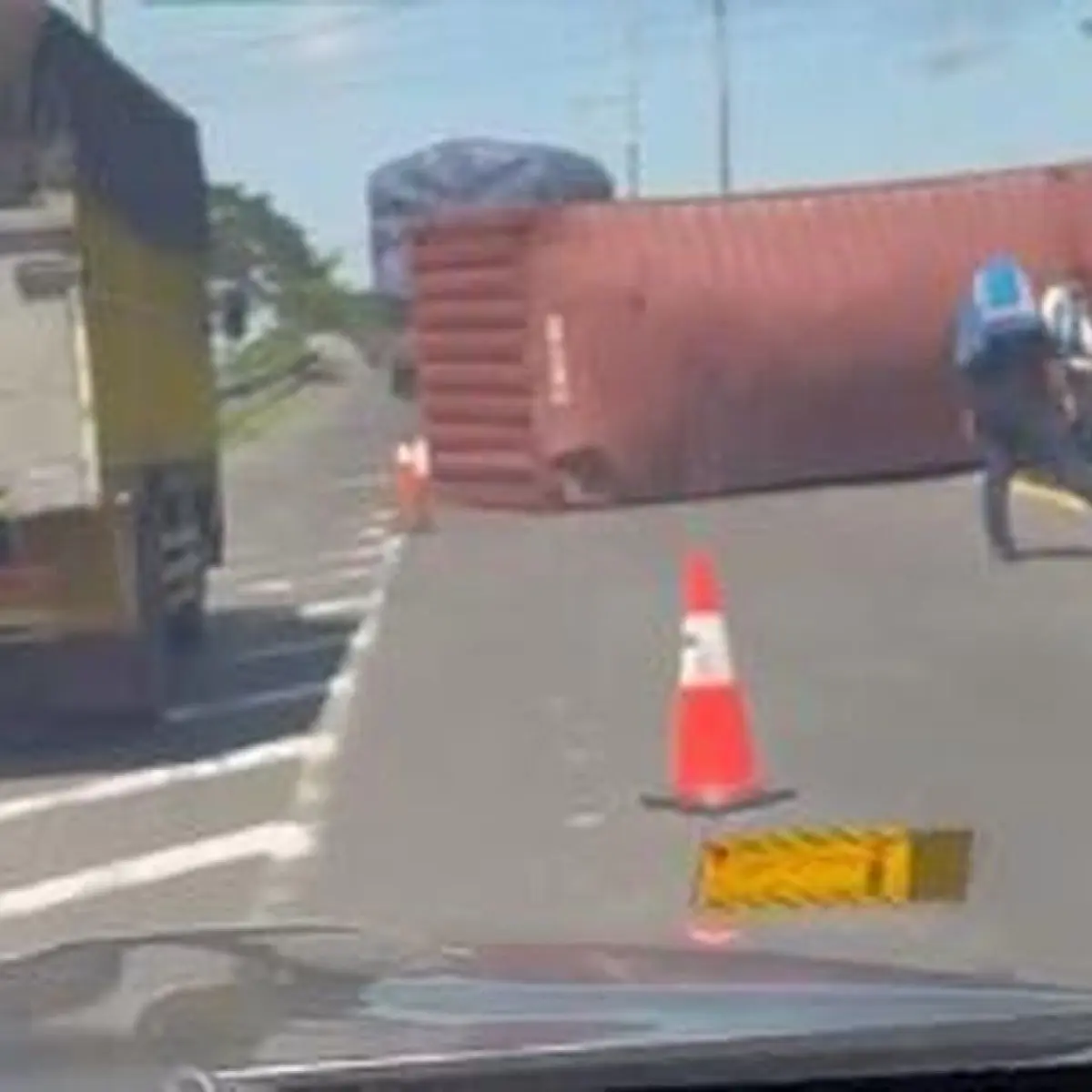 Evakuasi Truk Kontainer Terguling Lumpuhkan Akses Keluar Tol Waru, Antrean Kendaraan Mengular Jauh