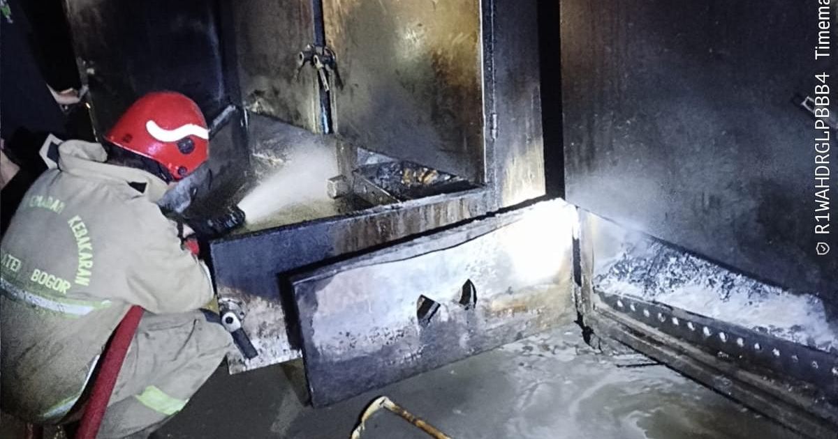 Cerobong Pabrik Daging di Cibinong Terbakar, Damkar Duga Penyebabnya Penumpukan Lemak