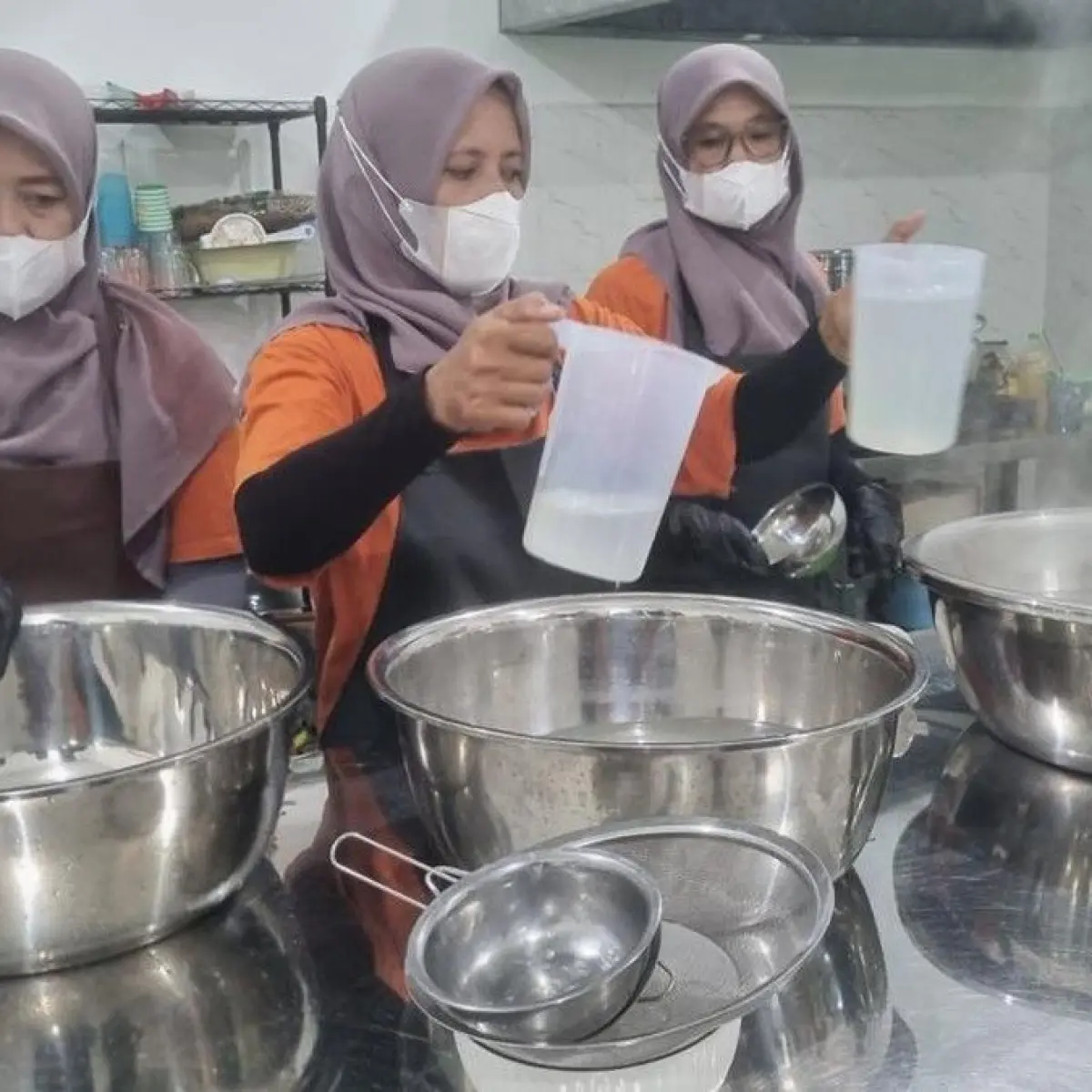 Inovasi Cerdas Ibu-Ibu Bantul: Ubah Limbah Air Kelapa Wingko Jadi Minuman Kemasan Bernilai Jual