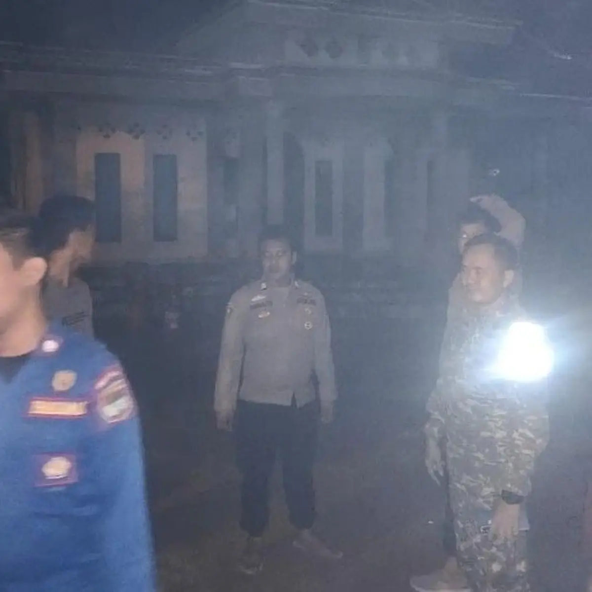 Detik-Detik Penyelamatan Dramatis di Tengah Kobaran Api yang Melalap Rumah Dinas Kades Musi Rawas
