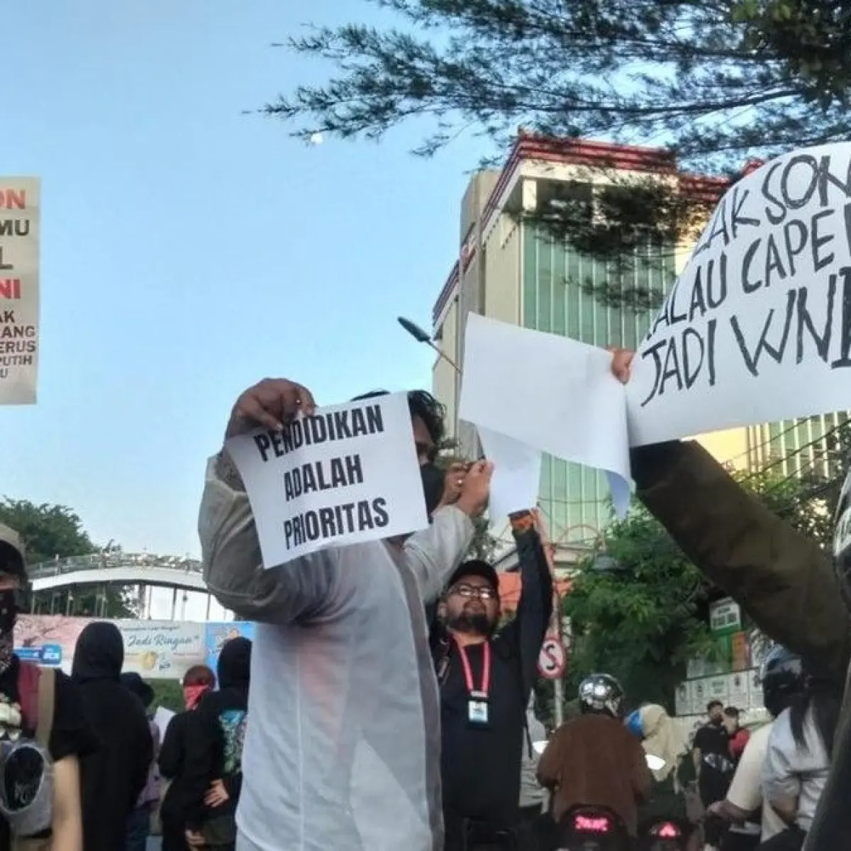 Gelombang Protes Nasional Mengguncang Surabaya: Ratusan Massa Tuntut Perubahan di Depan Grahadi