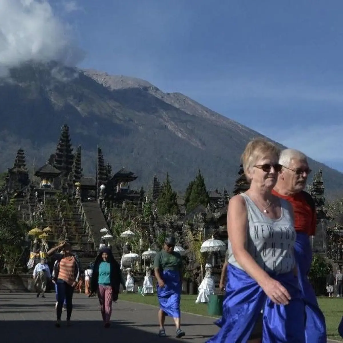 Ritual Sakral di Bali: Pendakian Gunung Agung Dihentikan Sementara Pekan Depan