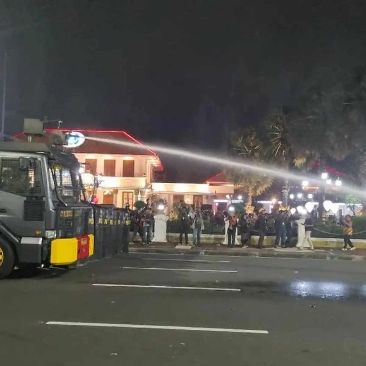 Eskalasi Ketegangan di Grahadi Surabaya: Aparat Tekan Mundur Demonstran Aksi Indonesiasekarat