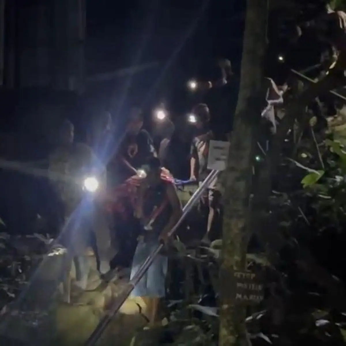 Dramatis, Tim Damkar Lampung Selatan Sukses Selamatkan Remaja Pringsewu yang Terjebak di Tebing Air Terjun 9 Putri