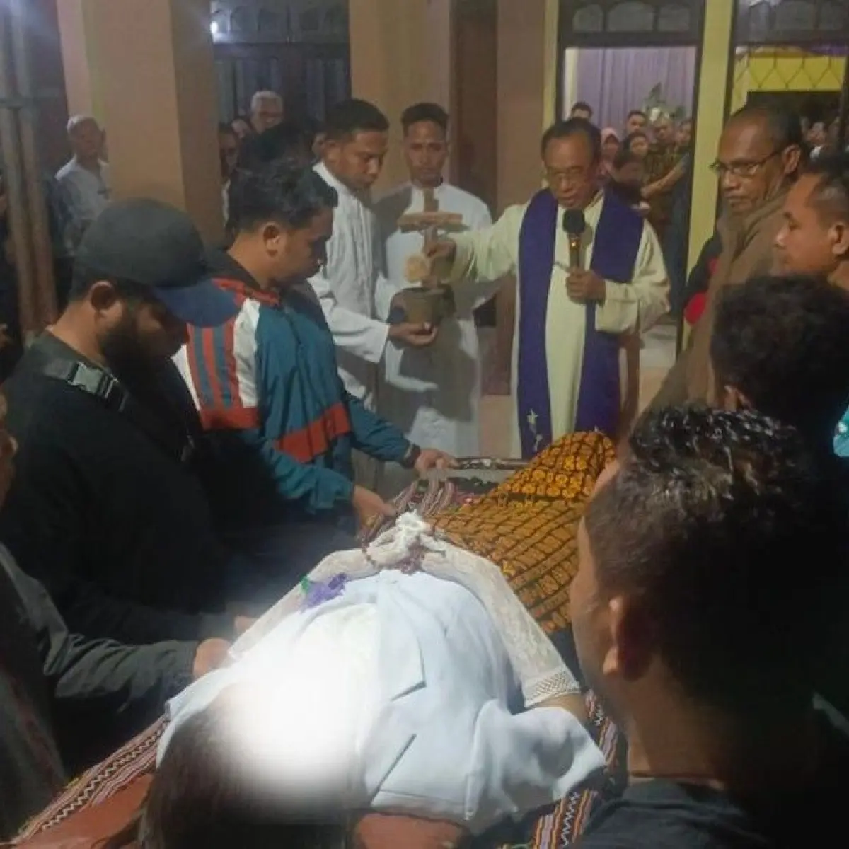 Tangis Keluarga Sambut Kedatangan Jenazah Dokter Icha Pakaenoni di Kupang Pasca Dugaan Intimidasi