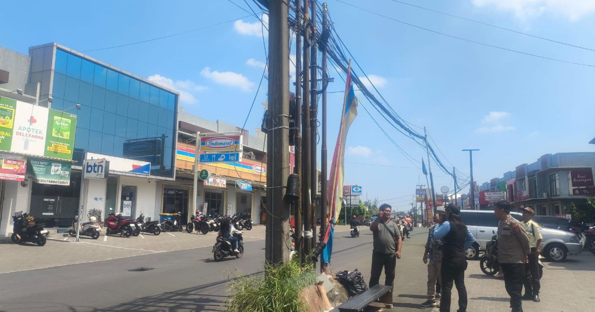 Teknisi Internet Tersengat Listrik Saat Bekerja di Sukaraja, Alami Luka Bakar