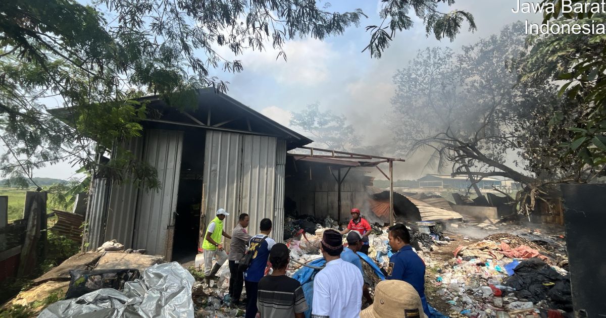 Api Lahap Lapak Rongsok di Jonggol Akibat Bakar Sampah, Damkar Berjibaku Tiga Jam