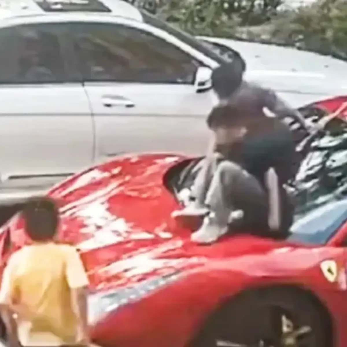 Ferrari Miliaran Rupiah Jadi Arena Bermain Anak, Pemilik Tempuh Jalur Hukum di China