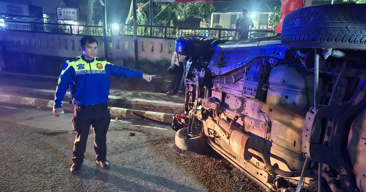 Ford Escape Terguling Hantam Trotoar dan Pagar Mako Polsek Ciawi