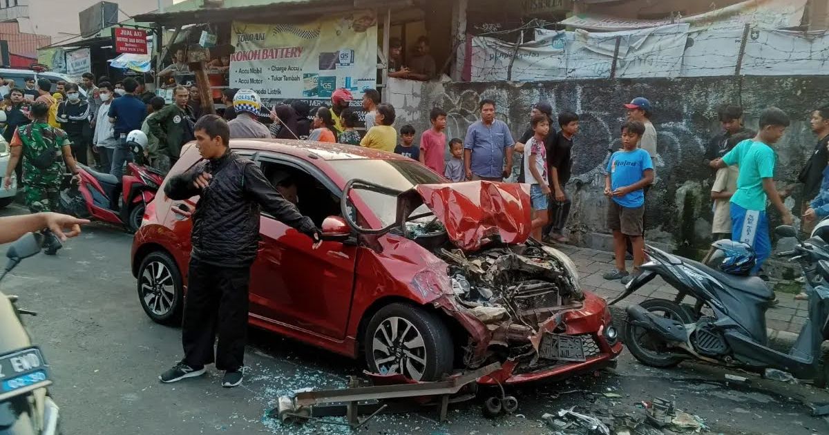 Tabrakan Beruntun di Perlintasan KA Kebon Pedes, Brio Hantam Lima Kendaraan