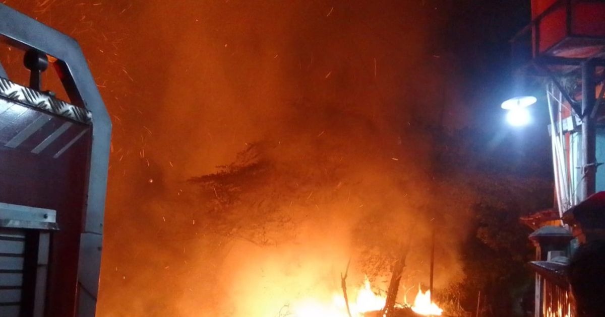 Diduga Akibat Pembakaran Sampah, Tumpukan Limbah di Bojong Kulur Terbakar