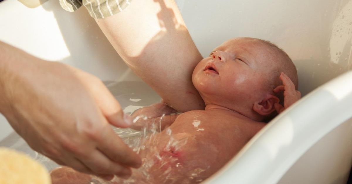 Cara Memandikan Bayi dengan Benar, Aman, dan Nyaman untuk Berbagai Kondisi