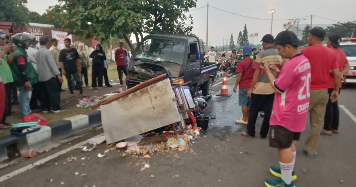 Pikap Tabrak Pesepeda hingga Hantam Gerobak Bakso di Pakansari
