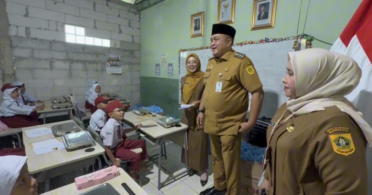 Bupati Bogor Rudy Susmanto saat memantau Program MBG di SDN 05 Lulut, Klapanunggal. Foto : Diskominfo