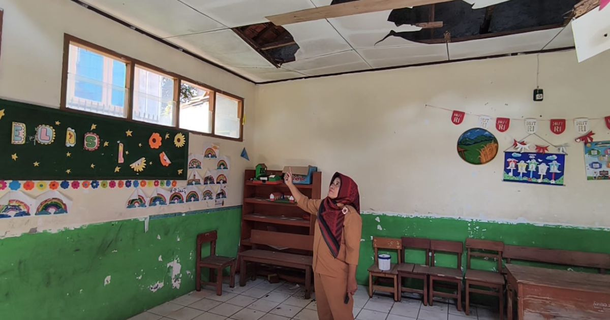 Atap Rusak Parah, Ratusan Siswa SDN Sasana Wiyata 02 Belajar Bergantian