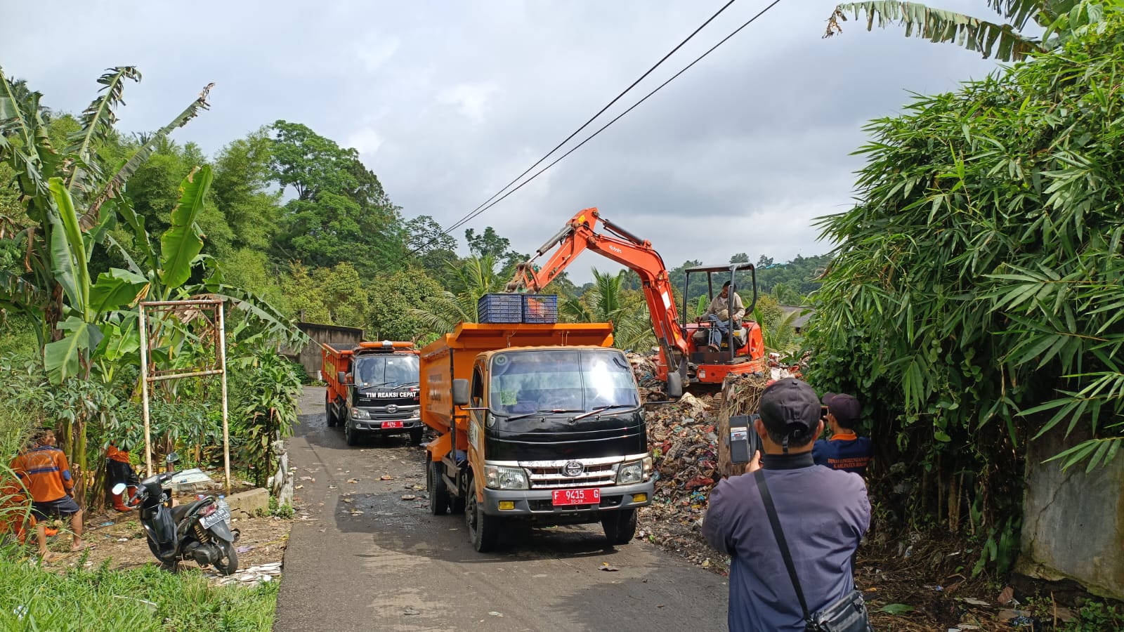 Puluhan Truk Dikerahkan, Pemkab Bogor Bersihkan Tumpukan Sampah Liar di Desa Kopo
