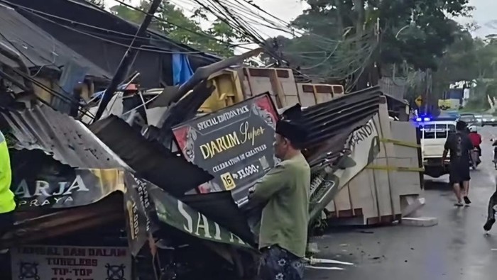 Sopir Mengantuk, Truk Muatan Hebel Oleng Tabrak Warung Makan dan 3 Sepeda Motor