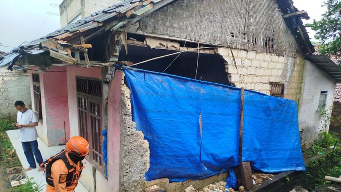 Tak Kuat Menahan Derasnya Air Hujan, 2 Rumah Terbawa Longsoran Material Tembok Penahan Tanah