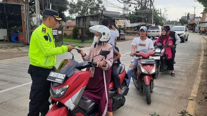 Polisi Bagikan Kunci Cakram Guna Kurangi Kasus Pencurian Kendaraan di Parungpanjang Bogor