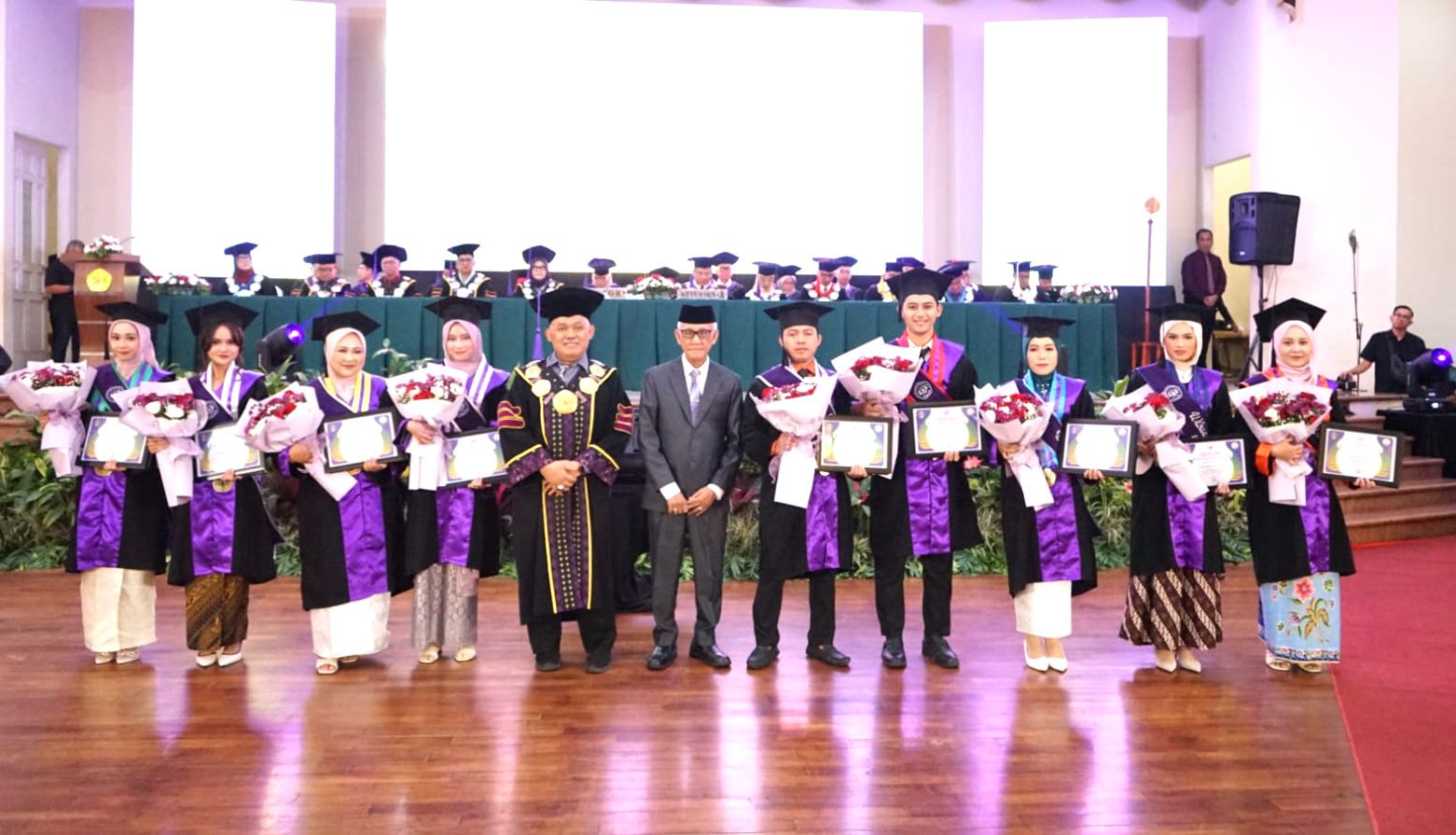 Unpak Wisuda 575 Lulusan, Rektor Tekankan Penguasaan Teknologi Hadapi Tantangan Global 