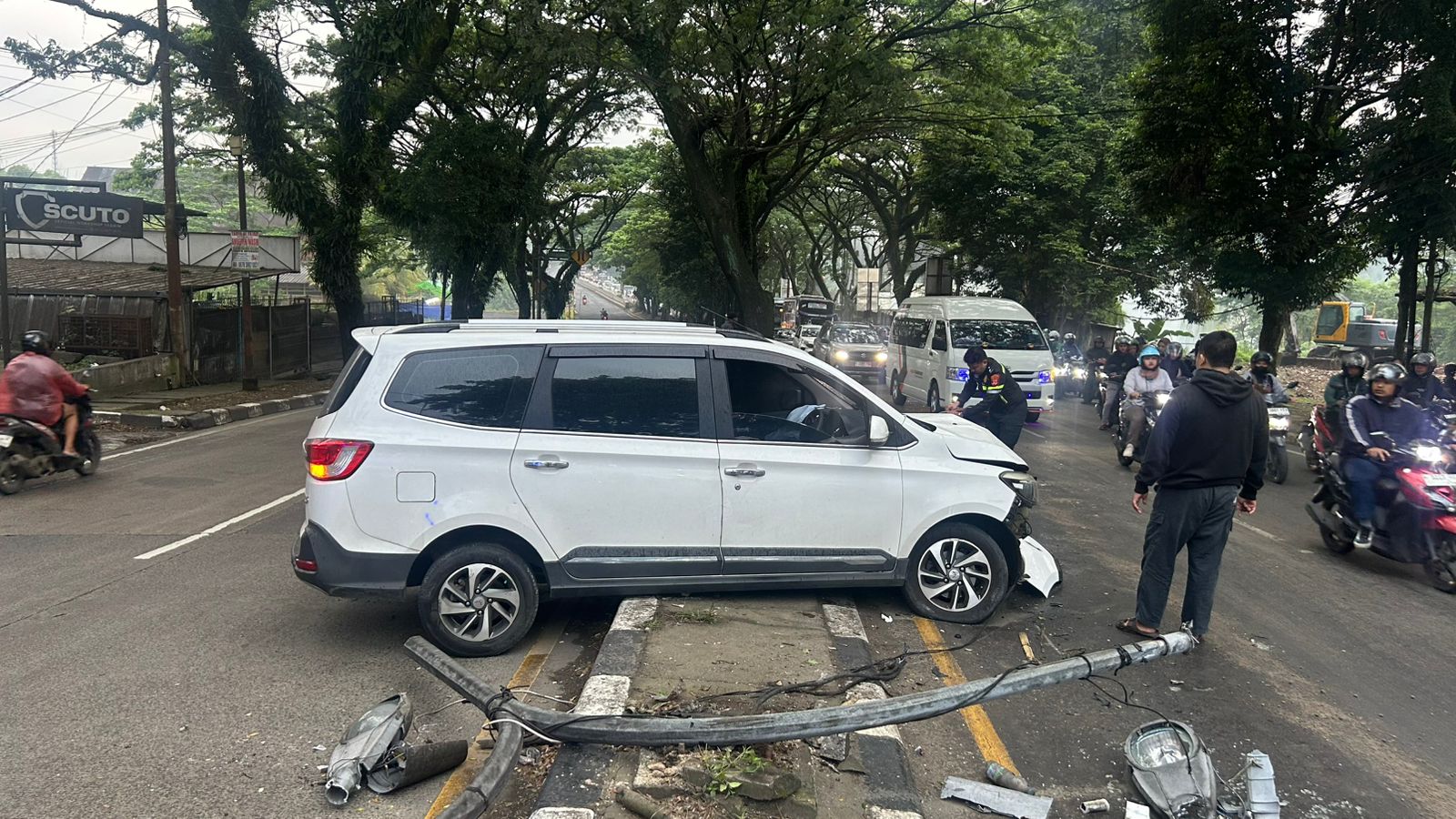 Kecelakaan Tunggal di KH Abdullah Bin Nuh, Mobil Wuling Tabrak Tiang PJU