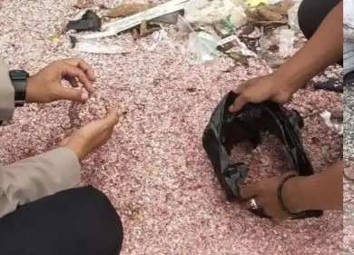 Karung Cacahan Uang Rupiah Ditemukan di TPS Liar Bekasi, Milik Siapa?