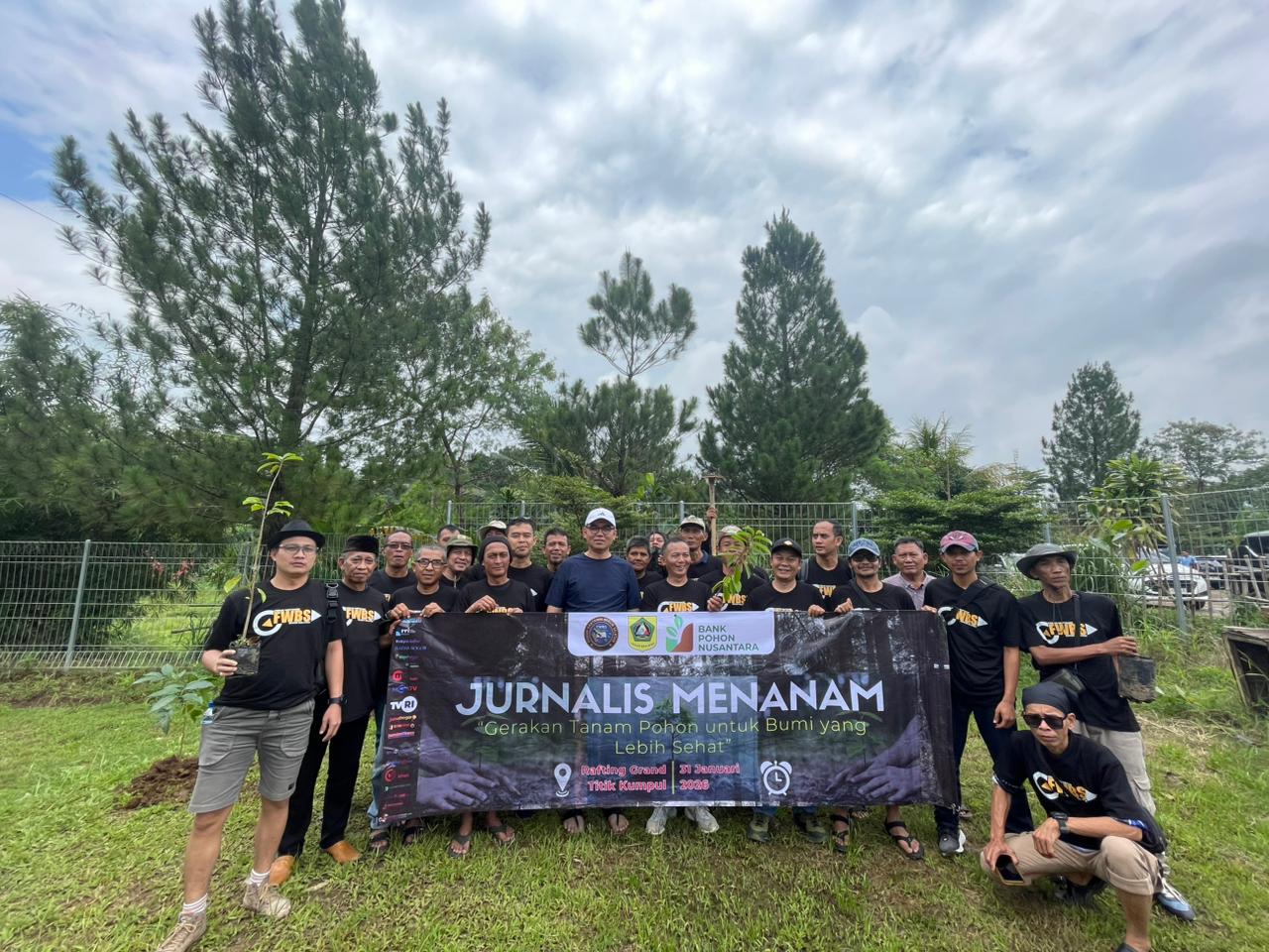 Sekda Kabupaten Bogor Dukung FWBS Tanam Pohon di Bibir Sungai Cisadane
