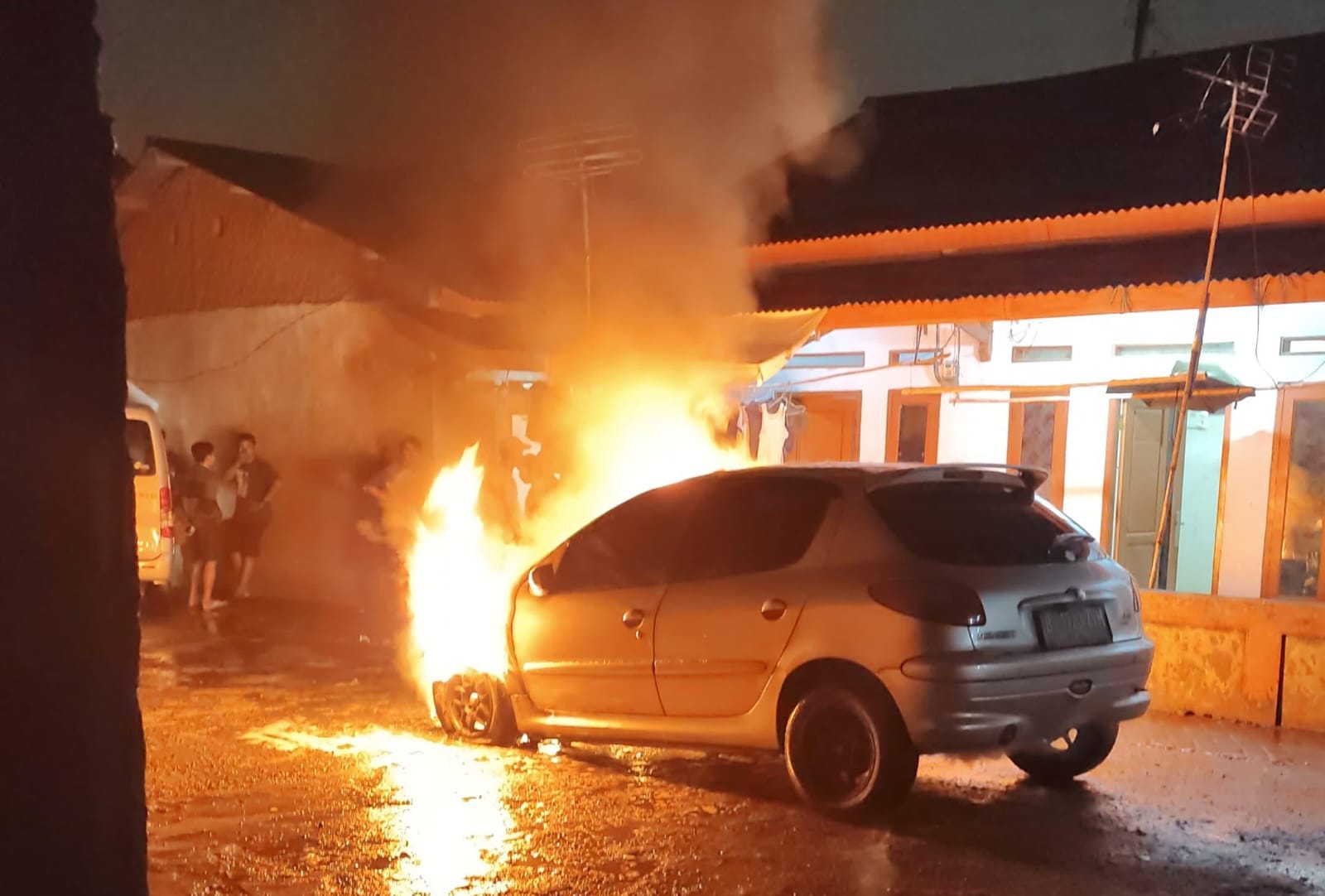 Mobil Terbakar Saat Ditinggal Bertamu di Citeureup, Diduga Akibat Korsleting Listrik