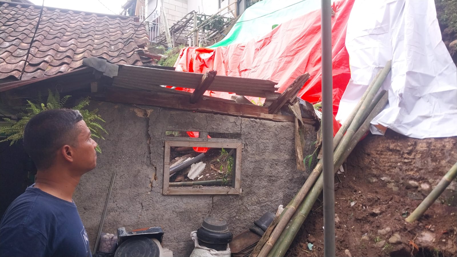 Longsor Tebing Tanah Rusak Dapur Rumah Warga di Cipaku Bogor Selatan