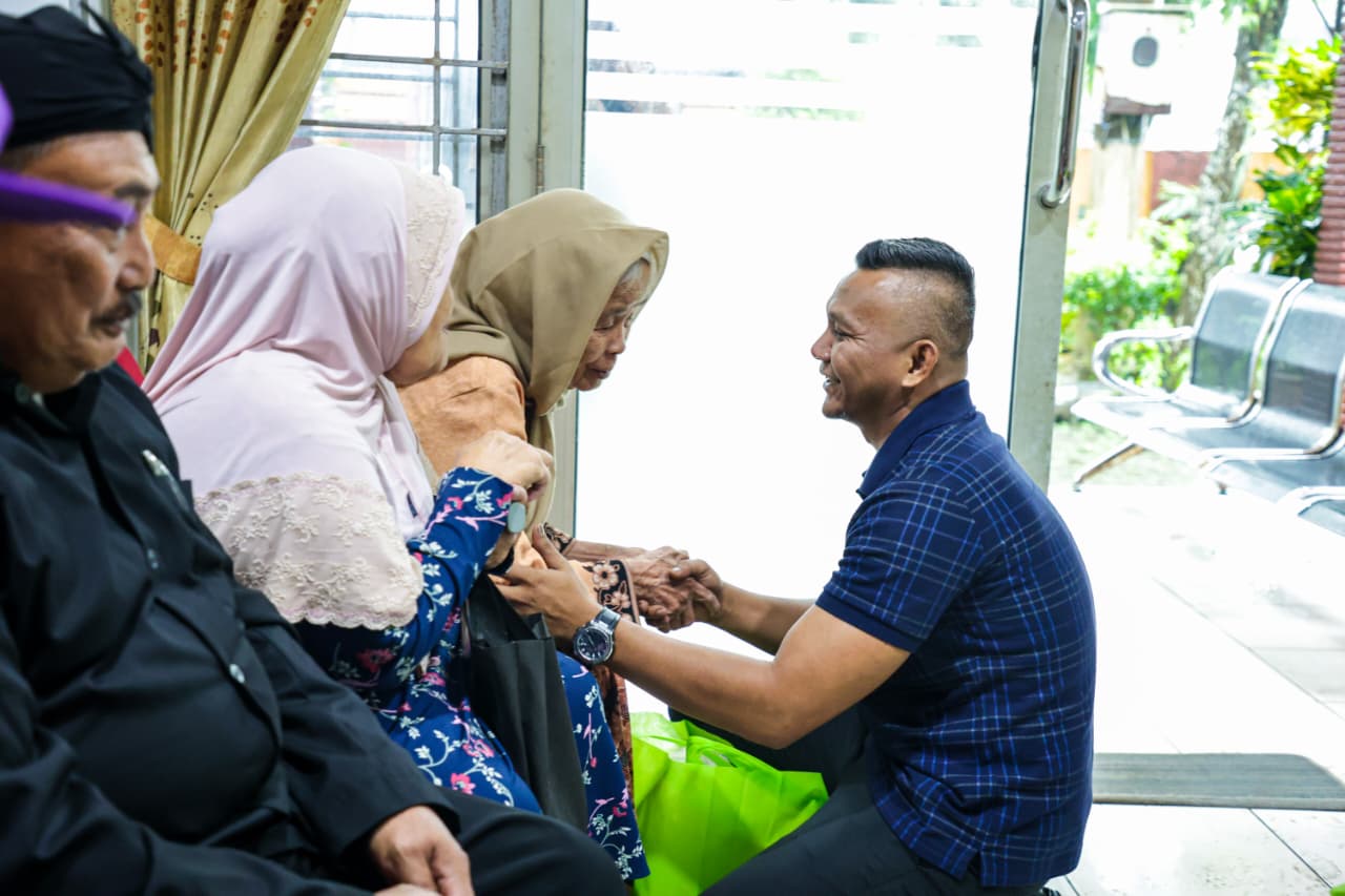 Pemkot Bogor Salurkan 25 Paket Sembako untuk Lansia di Kelurahan Mulyaharja