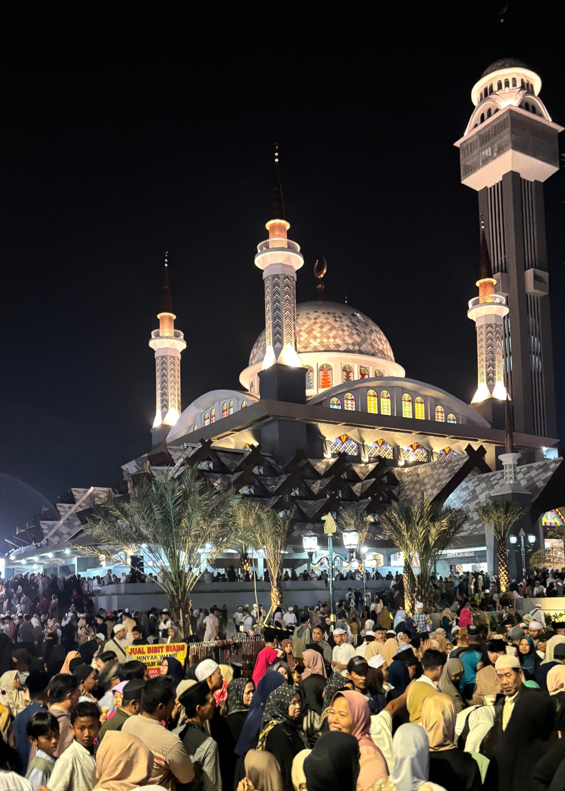 Puluhan Ribu Jamaah Ramaikan Isra Miraj di Masjid Raya Nurul Wathon 