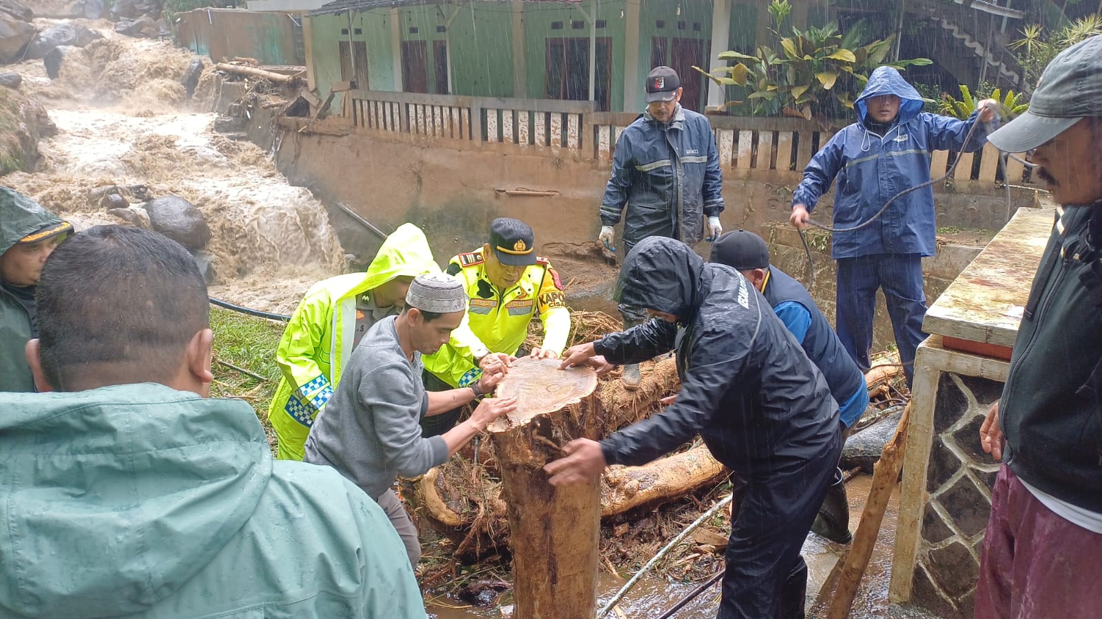 Jembatan Alternatif Puncak Putus, Polisi Pastikan Lalin Tak Terganggu 
