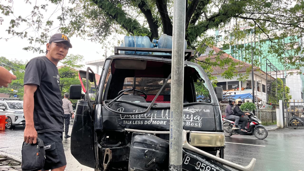 Pengemudi Mengantuk, Pick Up Tabrak Tiang Rambu di Jalan Pemuda Bogor