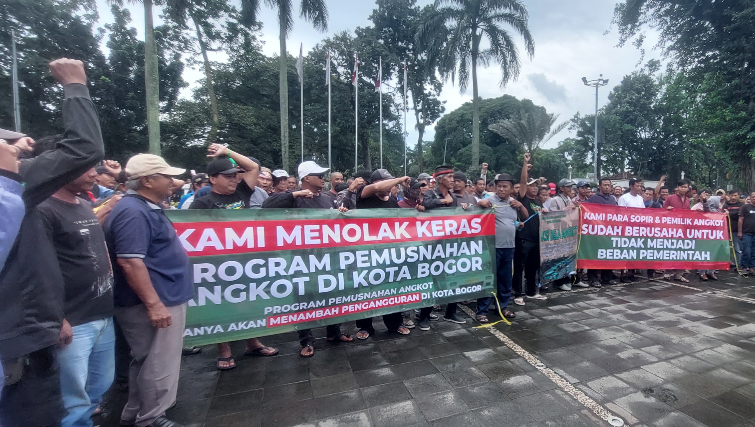 Ratusan Pemilik dan Sopir Angkot Geruduk Balai Kota, Minta Pemkot Batalkan Penghapusan Usia Kendaraan 