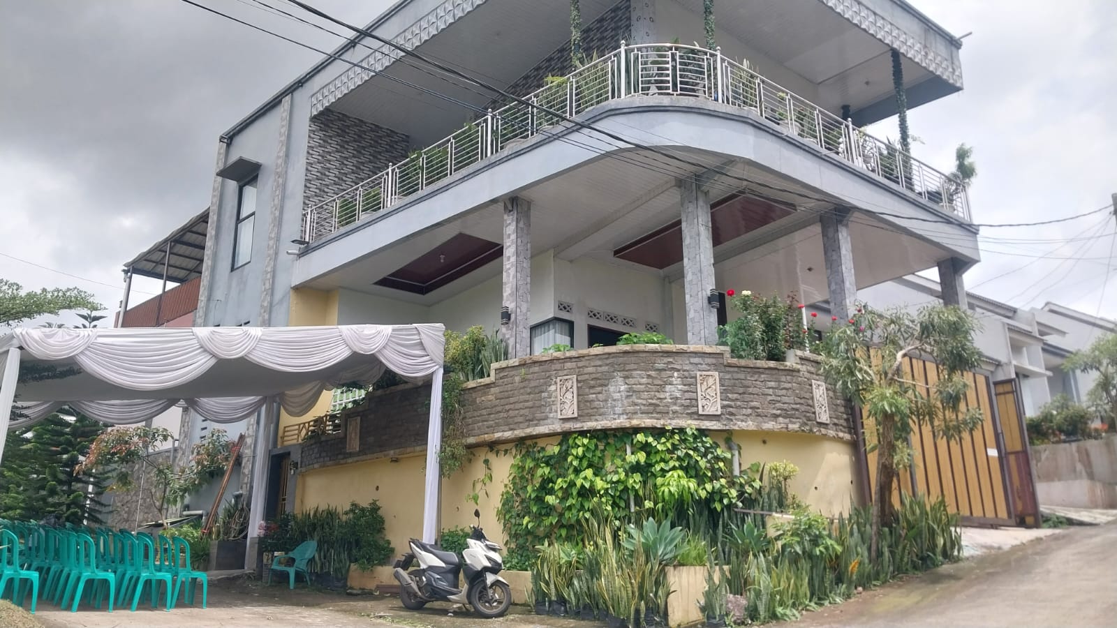 Tenda Putih di Caringin, Doa Tak Putus Menanti Kabar Pramugari ATR 42-500