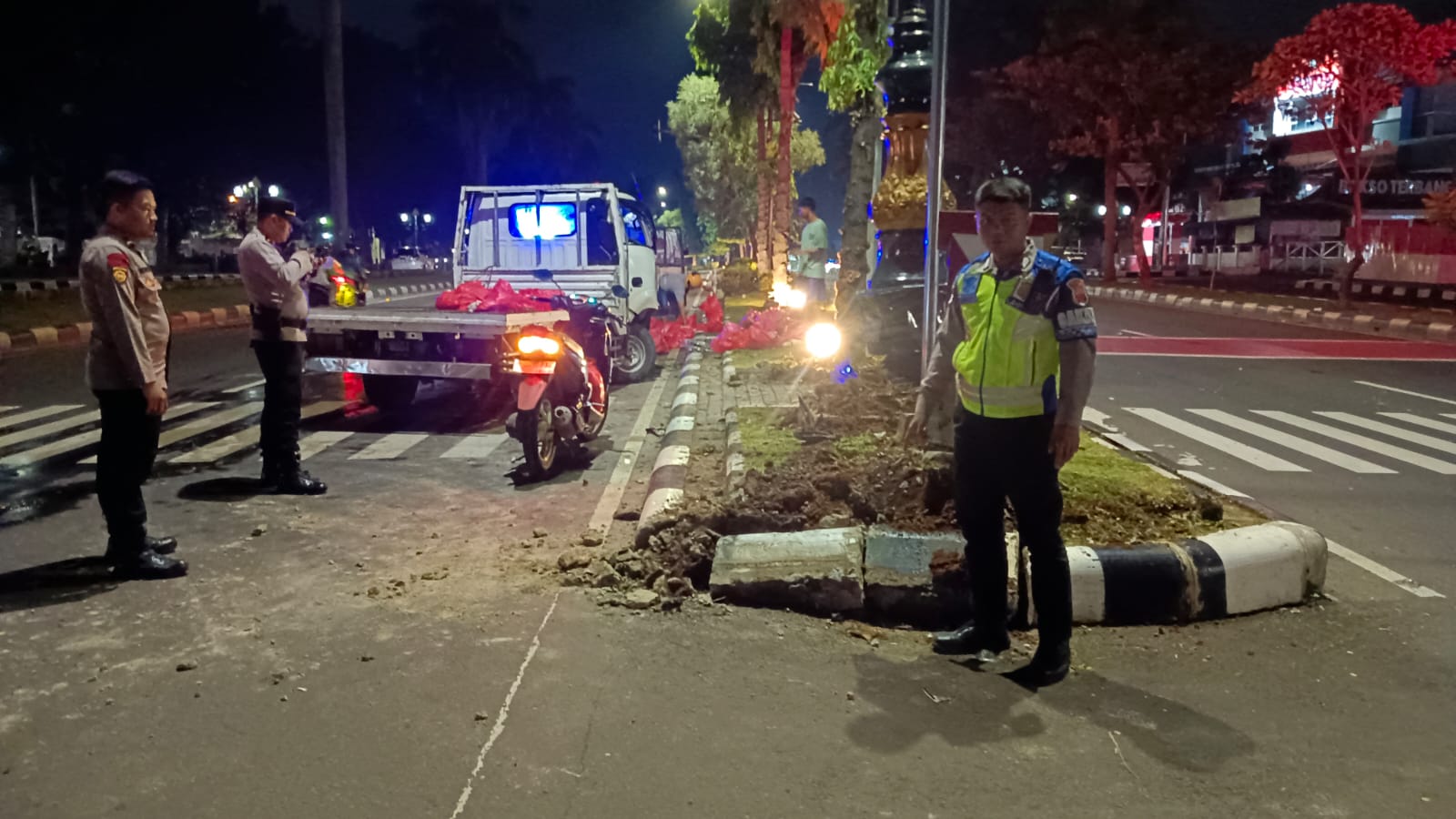 Mobil Pickup Angkut Ayam Potong Alami Laka Tunggal di Jalan Tegar Beriman