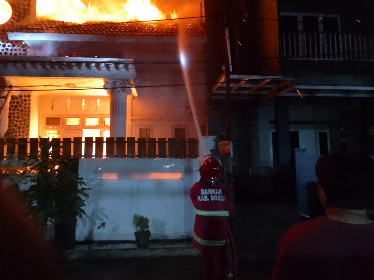 Diduga Konsleting Listrik, Rumah 2 lantai di Gunung Putri Terbakar