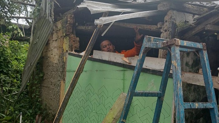 Diterjang Hujan dan Angin, Satu Rumah Warga di Tugujaya Cigombong Rusak