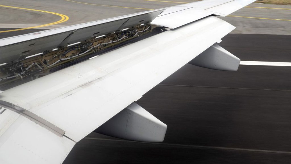 Angin Puting Beliung Terjang Kemang, Sayap Pesawat Timpa Rumah Warga